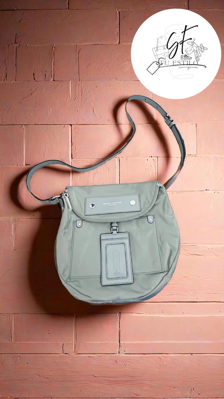 Bolsa Preppy Natasha cruzada de nailon gris para mujer