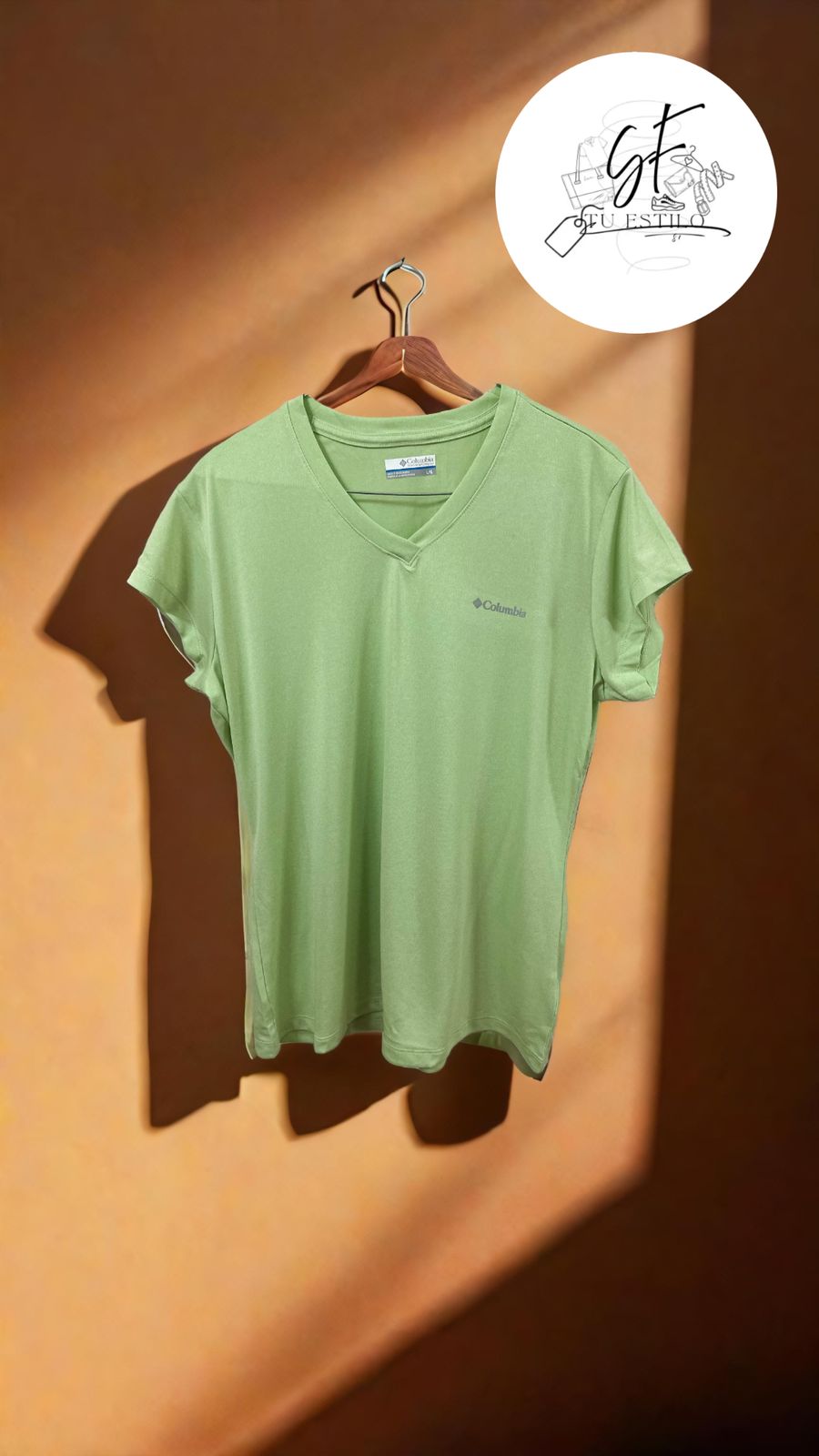 Playera con cuello en V para mujer verde